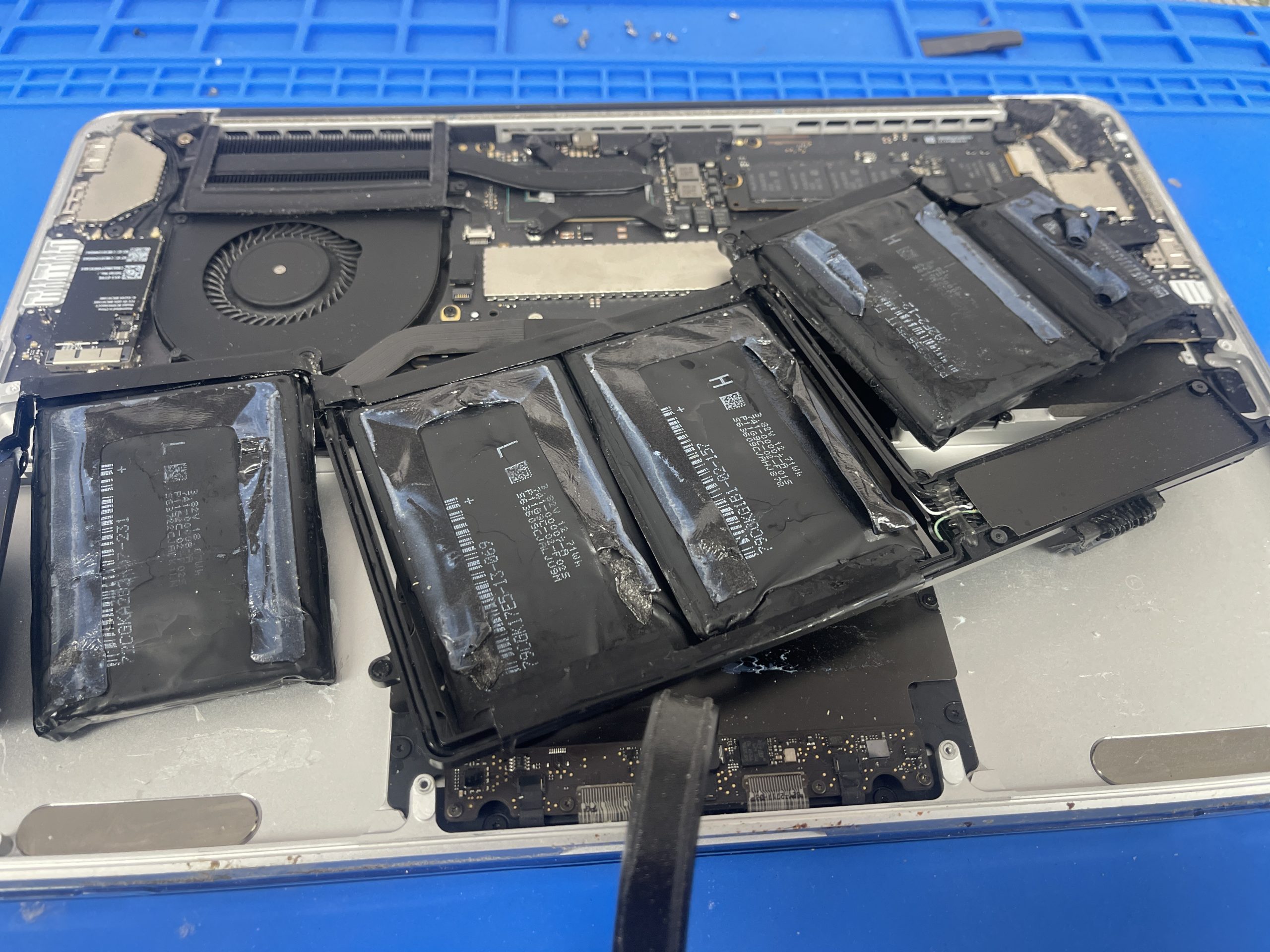 MacBook Screen & Battery Replacement in Richmond Hill | Fast & Professional Mac Repair