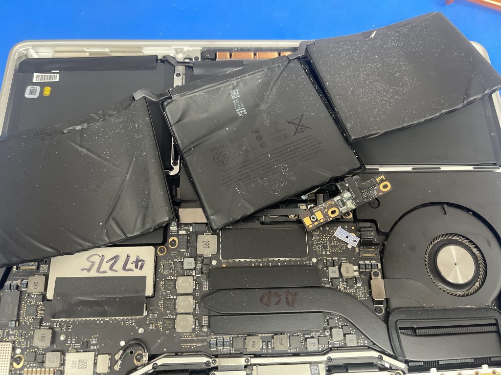 Apple MacBook Air & MacBook Pro Repair Shop Near Me in Richmond Hill Trusted Apple MacBook Battery repair shop near me in Richmond Hill for MacBook Air and Pro repairs